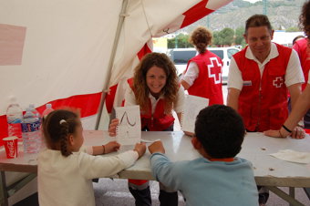 Voluntarios de Cruz Roja prestan asistencia a afec