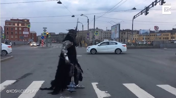 Este ruso va a hacer la compra disfrazado con un traje de El Señor de los Anillos que pesa 20 kilos