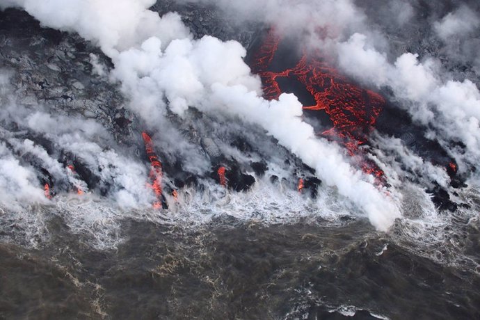 Un flujo de lava del volcán Kilauea de Hawái ingresa al océano cerca de Isaac Hale Beach Park el 5 de agosto de 2018. La erupción del volcán en 2018 fue la más grande en más de 200 años.