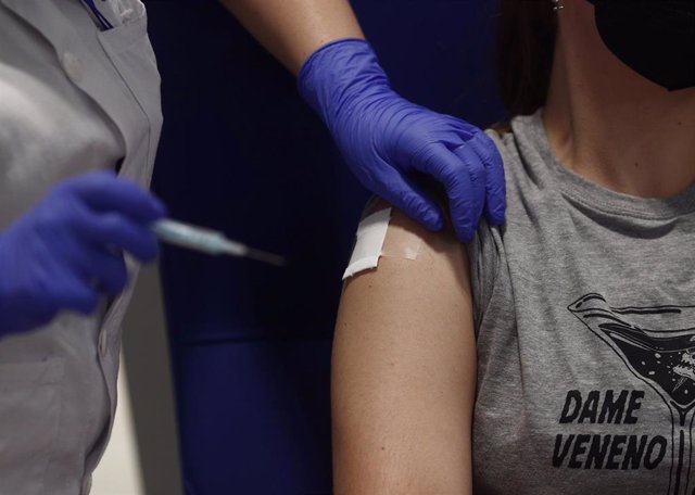 Una mujer recibe la primera dosis de la vacuna de AstraZeneca contra la COVID-19 en el Hosital Enfermera Isabel Zendal, en Madrid