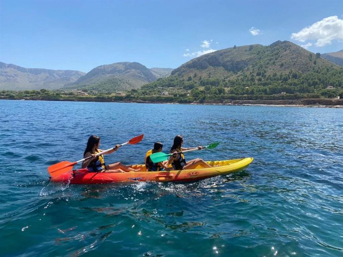 Niños haciendo piragüismo en 'Acampaesport' 2020