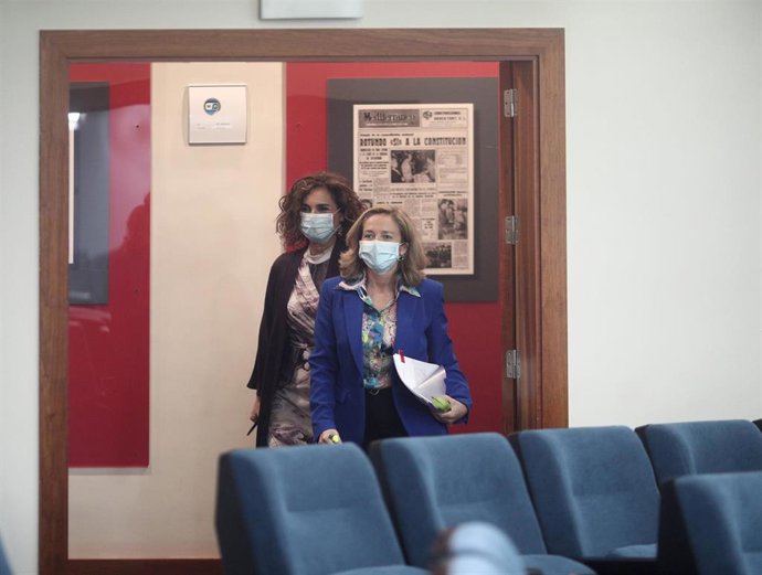 Archivo - La vicepresidenta y ministra de Asuntos Económicos y Digitalización, Nadia Calviño, y la ministra Portavoz y de Hacienda, María Jesús Montero, se dirigen a comparecer en rueda de prensa posterior al Consejo de ministros en Moncloa, Madrid (Esp