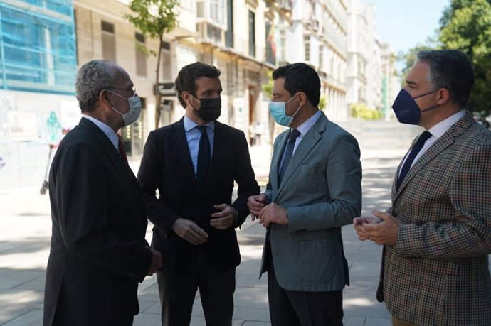 El presidente ddel PP, Pablo Casado, y de la Junta de Andalucía, Juanma Moreno, en el encuentro que tuvieron el viernes 7 de mayo en Málaga.