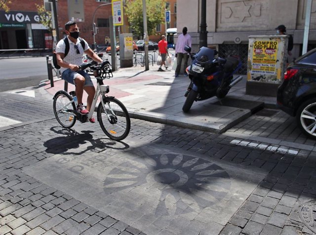 Archivo - Una bici al lado del distintivo de Madrid Central en Madrid (España)