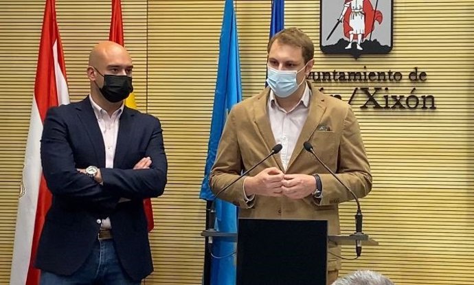 El diputado regional y secretario general de Foro Asturias, Adrián Pumares, y el portavoz 'forista en el Ayuntamiento de Gijón,  Jesús Martínez Salvador, en rueda de prensa en el Consistorio gijonés