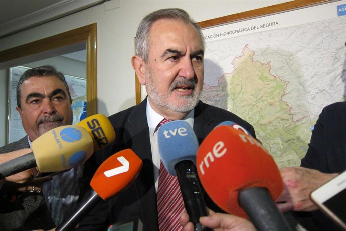 Archivo - González Tovar (Secretario general del PSRM-PSOE) atiende a los medios 