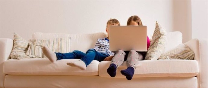 Archivo - Niños frente a una pantalla de un ordenador portátil