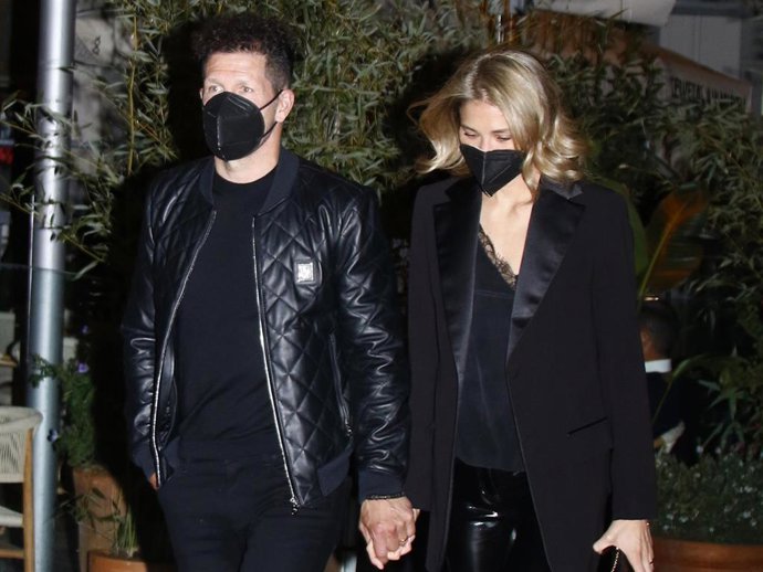 Cholo Simeone y Carla Pereyra disfrutaron de una cena con amigos en un conocido restaurante de la capital