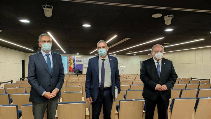 El secretario general para el Reto Demográfico, Francés Boya, (centro) junto al delegado del Gobierno en Castilla y León, Javier Izquierdo, (i) y el presidente del CESCyL, Enrique Cabero.