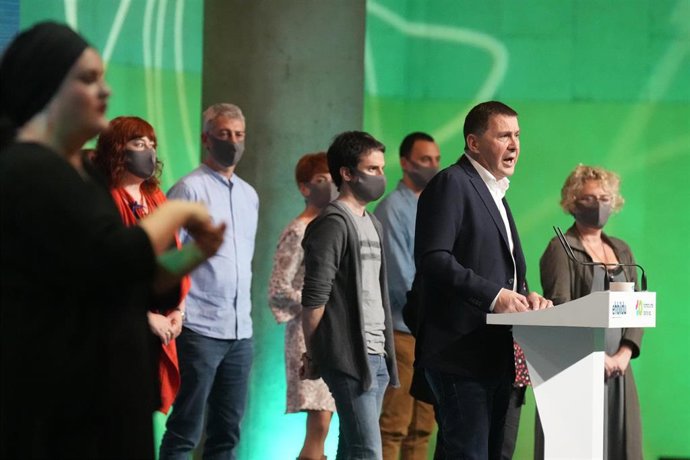 El coordinador general de EH Bildu, Arnaldo Otegi, interviene durante el acto de finalización del II Congreso del partido, en el BEC de Barakaldo