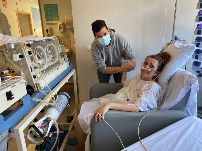 El equipo de neonatología logra que una mamá ingresada en la UCI conozca a su bebé prematuro