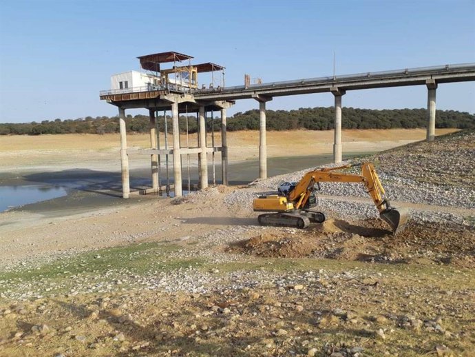 Archivo - Maquinaria de Tragsa en el pantano de Valdecañas