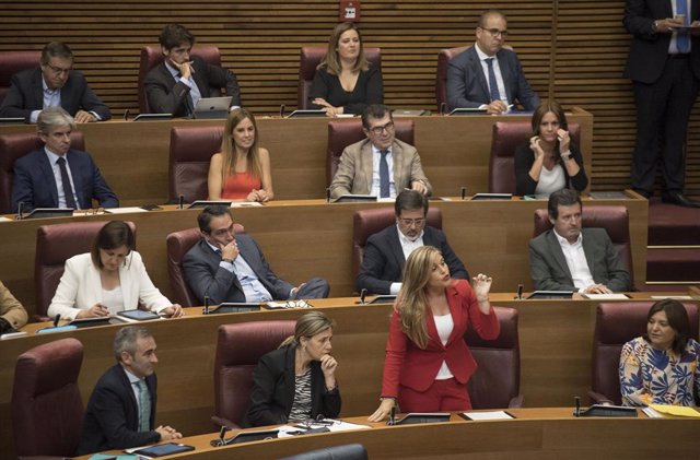 Archivo - La diputada del Partido Popular en Les Corts Eva Ortiz,durante su intervención desde su escaño en un debate