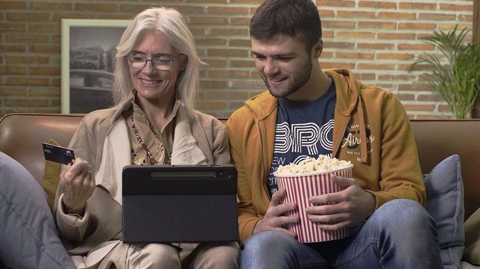 Visa y CaixaBank lanzan una campaña para difundir los pagos digitales entre las personas mayores