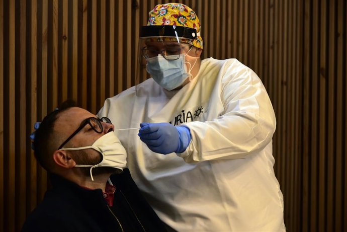 Archivo - Realización de test de antígenos de detección del COVID-19 en el Recinto Modernista del Hospital de Sant Pau para en Barcelona, Catalunya (España), a 10 de diciembre de 2020. El departamento de salud de la Generalitat inició hace diez días cri