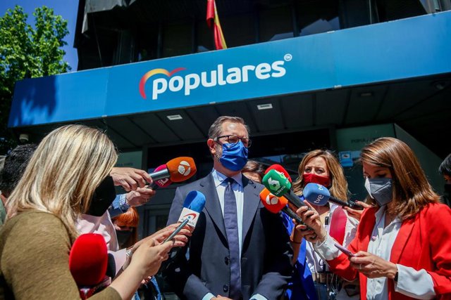 El portavoz del PP en el Senado, Javier Maroto, ofrece declaraciones a los medios frente a la sede del partido en la calle Génova, antes de participar en el Comité Ejecutivo Nacional, a 5 de mayo de 2021, en Madrid, (España). La reunión se produce pocas h