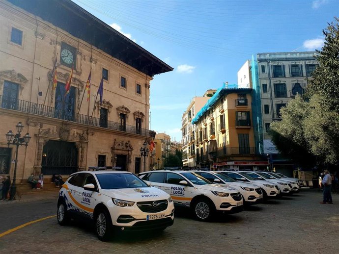 Archivo - Coches de la Policía Local de Palma frente al Ayuntamiento