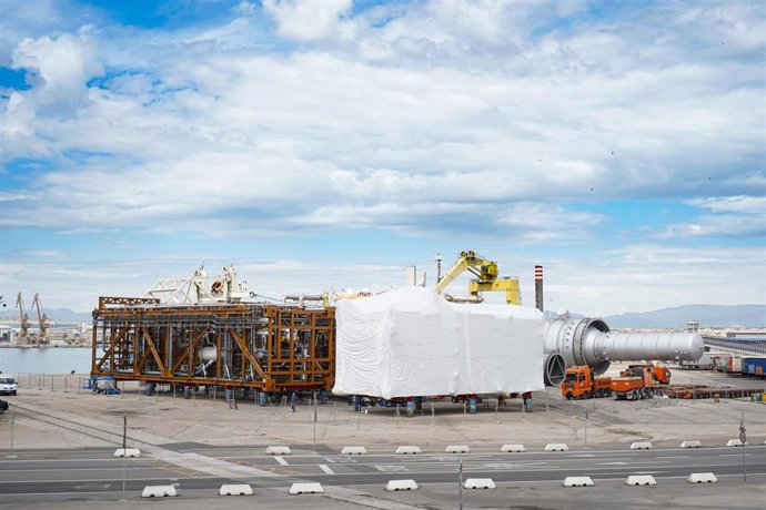 El Port de Tarragona envía por mar dos grandes instalaciones para la industria petroquímica