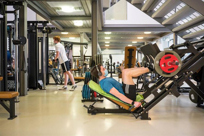 Archivo - 06 April 2021, Saarland, Saarbruecken: People practice at a fitness studio after the local authorities allowed outdoor restaurants, cinemas, theatres, gyms and some other public places were allowed to reopen for people who can show a negative 