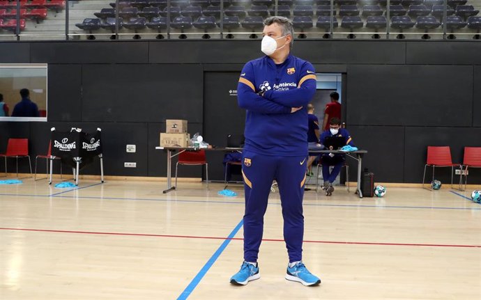 El entrenador del Bara de balonmano, Xavi Pascual, en un entrenamiento previo a la Liga de Campeones