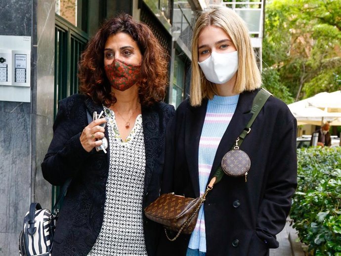 Laura Escanes, radiante con la visita de su madre, Anna Espinosa