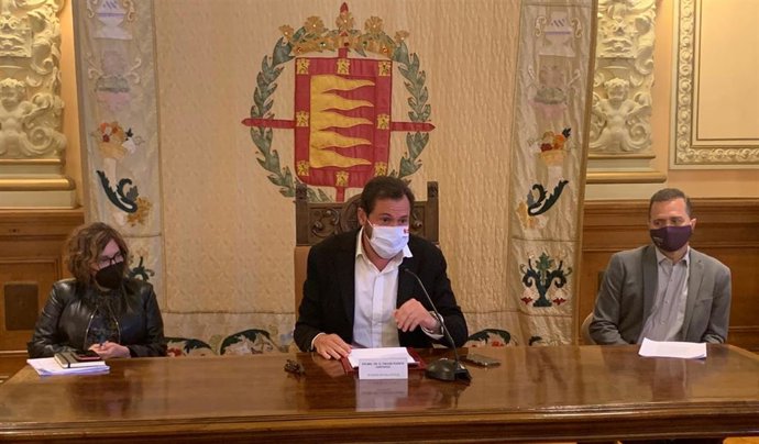 El alcalde de Valladolid, Óscar Puente, en el centro, junto a la concejal Charo Chávez y el vicesecretario general del Ayuntamiento.