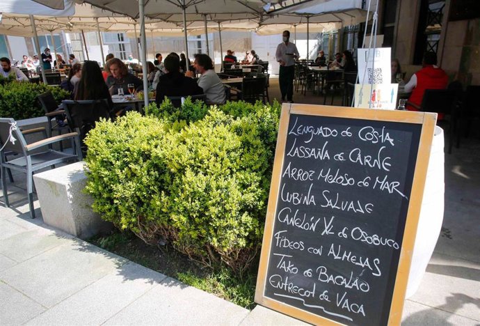 Archivo - El menú del día en una terraza de Baiona, en Vigo 
