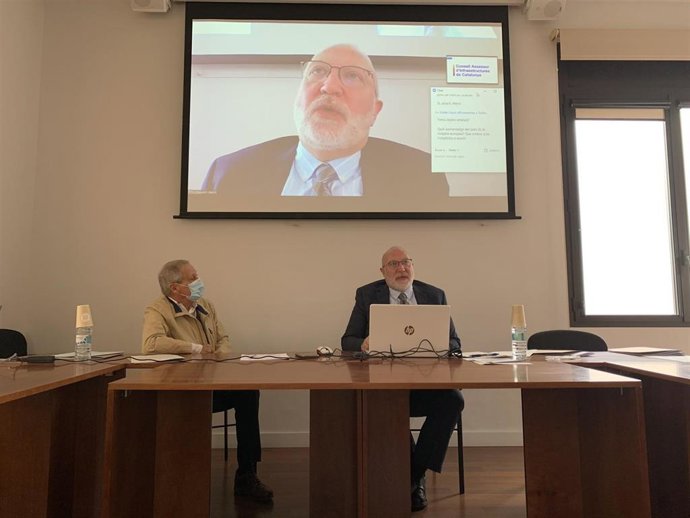 El secretario del Consell Assessor d'Infraestructures de Catalunya (CAdIC), Salvador Guillermo, a la derecha, este martes
