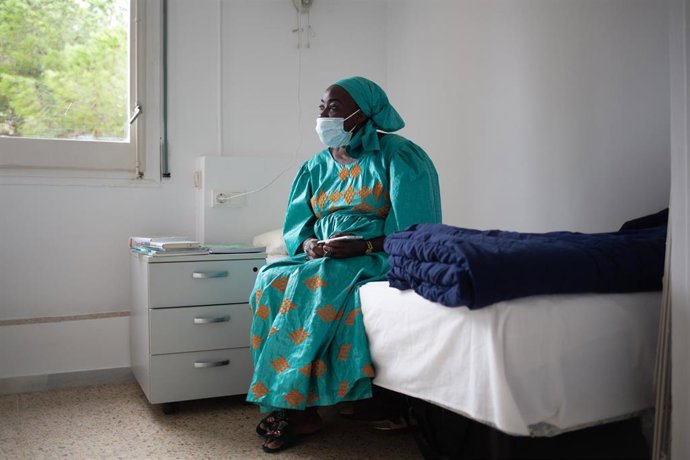 Archivo - Sina Ndiaye, una mujer senegalesa que lleva 12 años residiendo en España, y usuaria del nuevo Centre Residencial dInclusió La Llavor,  en Barcelona, Catalunya (España), a 15 de octubre de 2020.