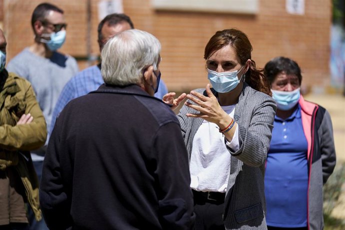 La candidata de Más Madrid a la Presidencia de la Comunidad de Madrid, Mónica García, conversa con la militancia en Orcasitas