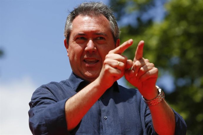 El alcalde de Sevilla, Juan Espadas (C),  en el  acto de presentación de su candidatura para las primarias del PSOE-A,  a 09 de mayo del 2021 en el Paseo del Salon de Granada. (Foto de archivo).