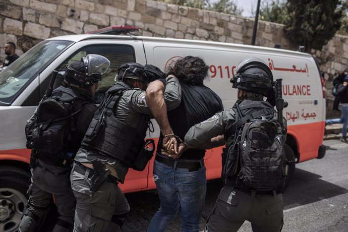Palestino detenido por las fuerzas de seguridad de Israel durante las protestas en Jerusalén