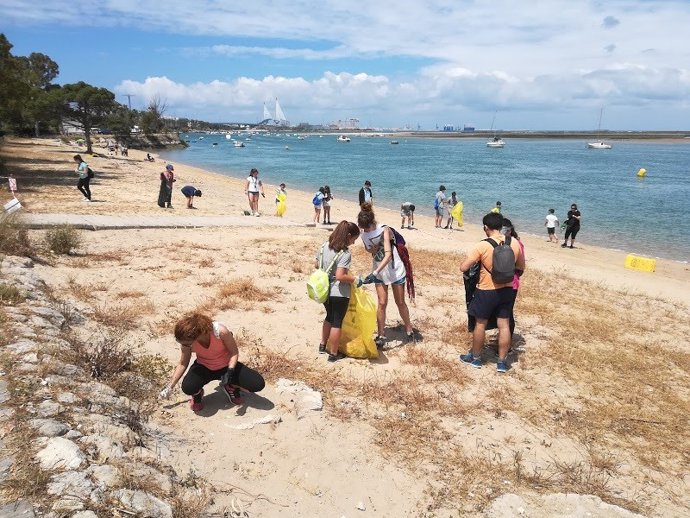 La convocatoria de participación ciudadana 'Gran Fregao' combate la contaminación de las zonas litorales de la Bahía de Cádiz.