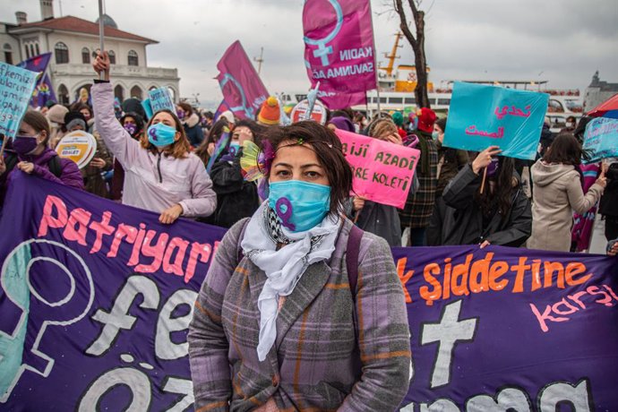 Archivo - 06 March 2021, Turkey, Istanbul: Protesters take part in a demonstration ahead of International Women's Day and to condemn violence against women. Photo: Tunahan Turhan/SOPA Images via ZUMA Wire/dpa