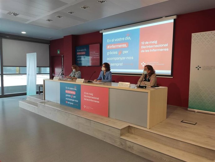 La presidenta del Coib, Paola Galbany, la directora del Área de Conocimiento y Desarrollo Profesional, Glria Jodar, y la vocal de Ciudadanía de la Junta de Gobierno del colegio, Paloma Amil, en rueda de prensa