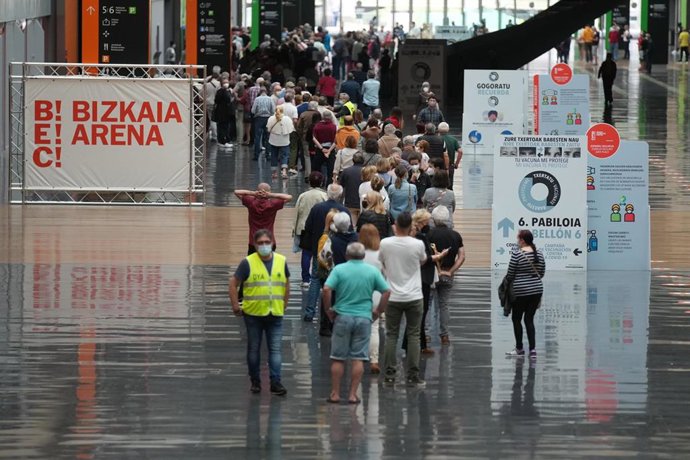 Varias personas hacen cola para recibir la vacuna contra la Covid-19 en el Bilbao Exhibition Center (BEC) de Barakaldo.
