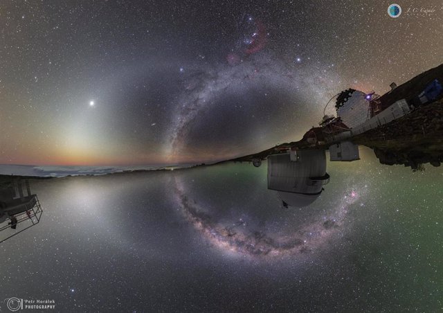 En la parte superior de la imagen, el Observatorio del Roque de los Muchachos (Garafía, La Palma), tomada en febrero de 2020. La zona inferior refleja el cielo del hemisferio sur desde el Observatorio La Silla (ESO Astronomy), en abril de 2016.