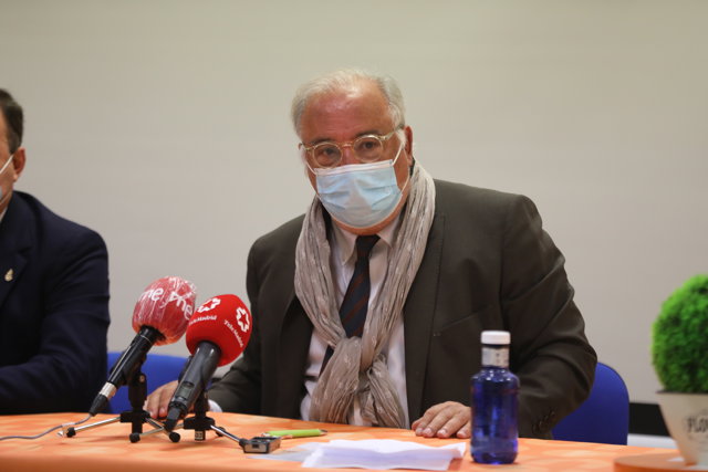 El director general de Tráfico, Pere Navarro, comparece ante los medios durante su visita a la Escuela de Repartidores UNO, en Coslada, Madrid (España), a 3 de noviembre de 2020. UNO nació en el 2017 y es la primera escuela del sector.