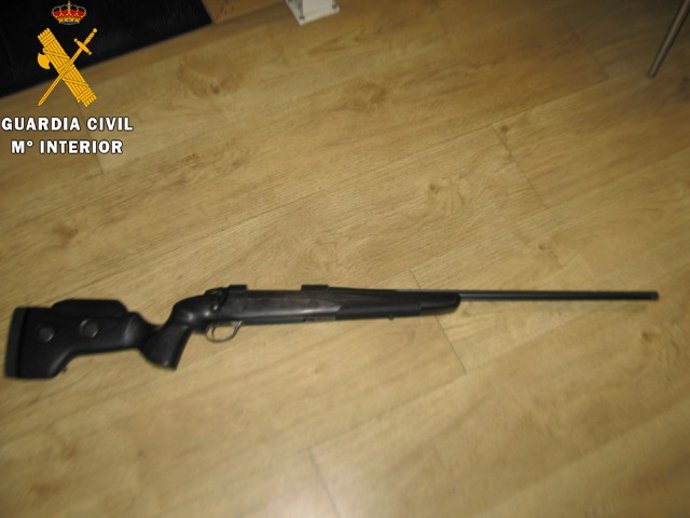 Arma incautada en la operación.