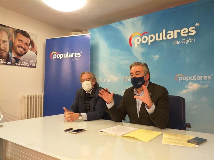 El Diputado Regional Del PP Y Presidente Del Partido En Gijón, Pablo González, Y El Portavoz Municipal Popular, Alberto López-Asenjo, En Rueda De Prensa En La Sede Gijonés