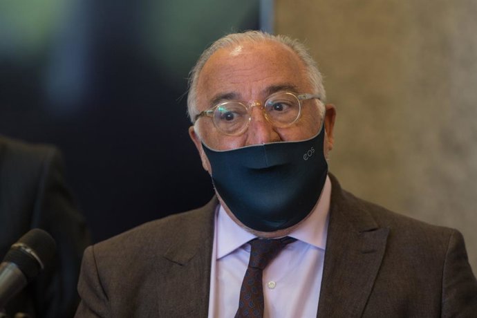 Archivo - El director de la DGT, Pere Navarro, durante la presentación de la nueva señalización viaria con la que se alertará e identificarán los 100 tramos de mayor riesgo para motoristas en carretera convencional, en la Dirección General de Tráfico, M