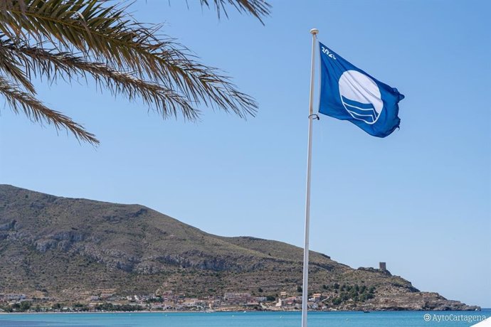 Archivo - Imagen de archivo de una bandera azul en la playa La Azohía