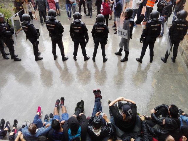 Archivo - Arxiu - Agents de la Policia Nacional en un colegi electoral de Barcelona l'1-O.