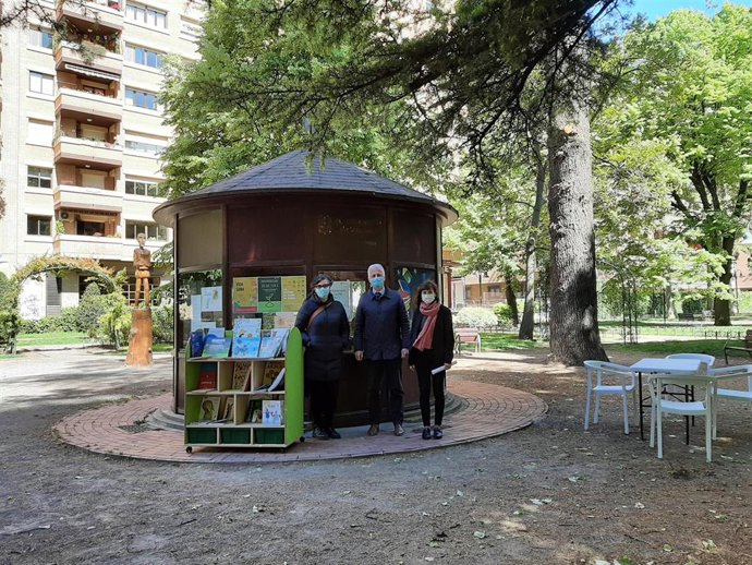 El alcalde de Logroño, Pablo Hermoso de Mendoza, junto a la concejala de Cultura, Carmen Urquía, visitan la Pajarera del parque del Carmen