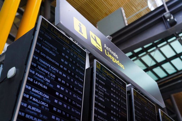 Panel de llegadas en la T4 del aeropuerto Adolfo Suárez, Madrid-Barajas.