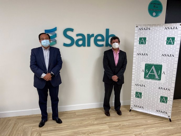 El presidente de Asaja, Pedro Barato, y el presidente de Sareb, Jaime Echegoyen, durante la firma del acuerdo para comercializar cerca de 3.400 suelos rústicos en España,