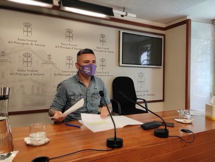 El diputado de Podemos Asturies, Rafael Palacios, en la sala de prensa de la Junta General del Principado de Asturias.