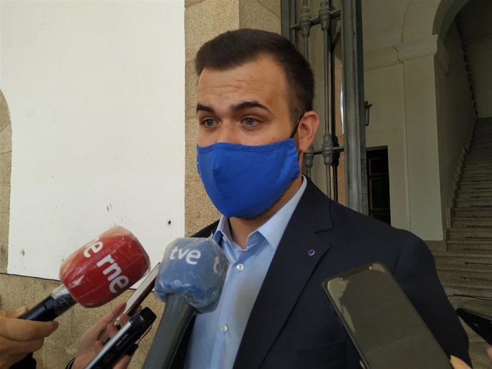 El alcalde de Cáceres, Luis Salaya, atiende a los medios tras la entrega de unos premios del Centro Europe Direct