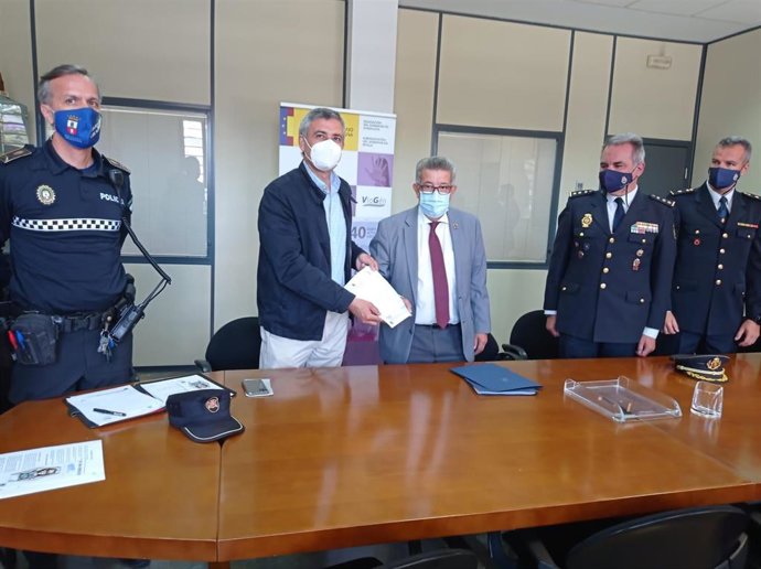 El subdelegado del Gobierno entrega el convenio del VioGén al delegado de Movilidad de Dos Hermanas