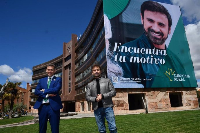 El director general de Eurocaja Rural, Víctor Manuel Martín, y el cómico y actor José Mota.